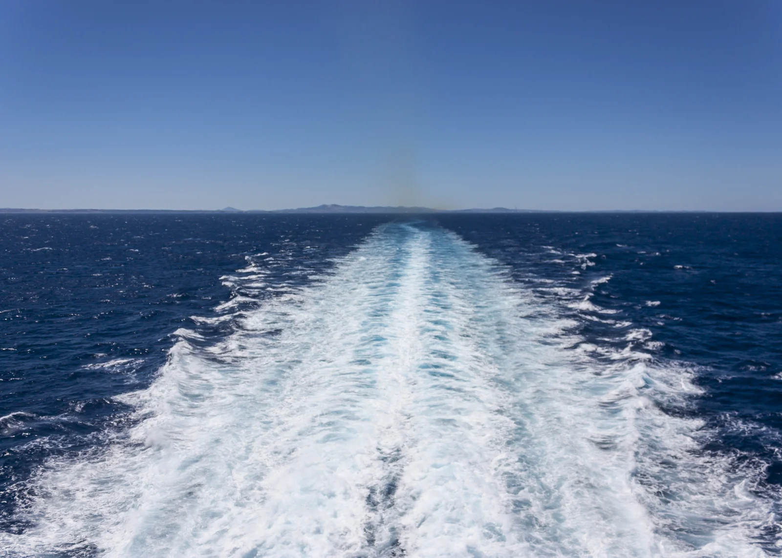 Estela blanca del ferry sobre el azul del Mediterráneo
