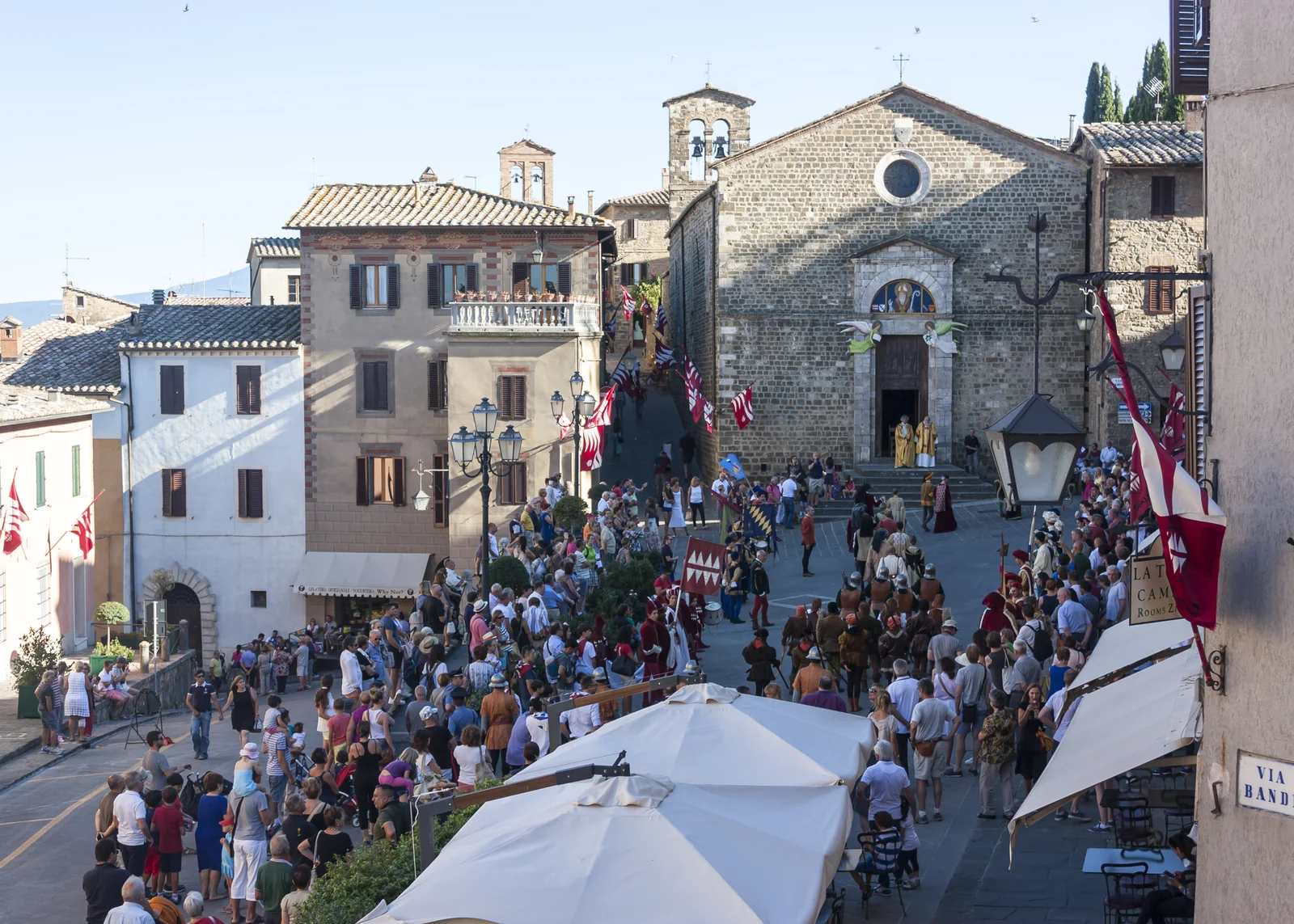 Una plaza de Montalcino llena de gente entre edificios de piedra