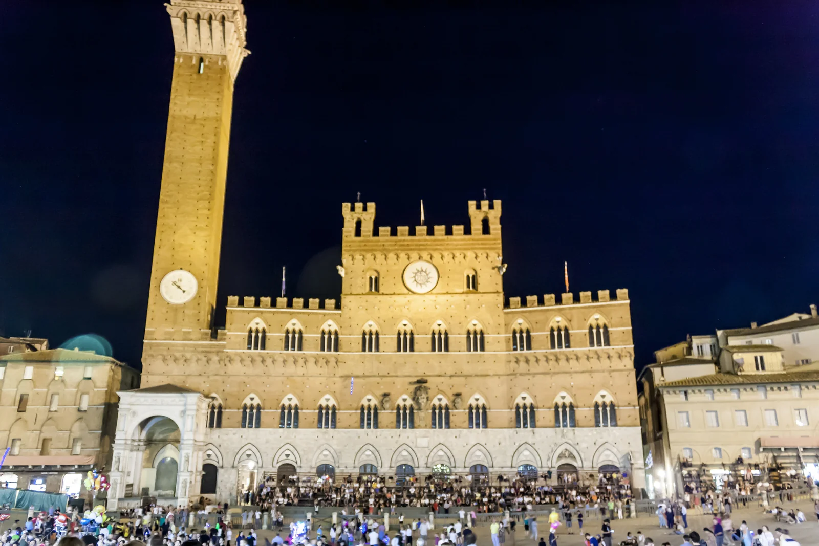 El Palazzo Pubblico y la Torre del Mangia iluminados en Siena