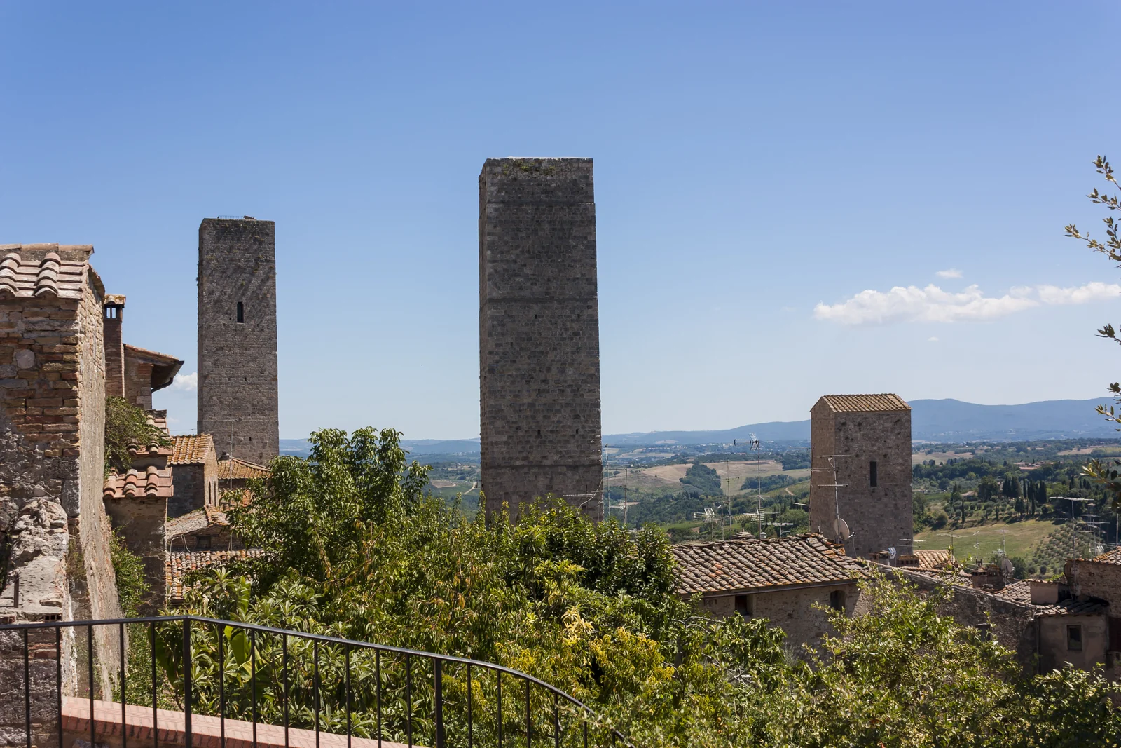 Torres medievales de San Gimignano sobre tejados y colinas toscanas