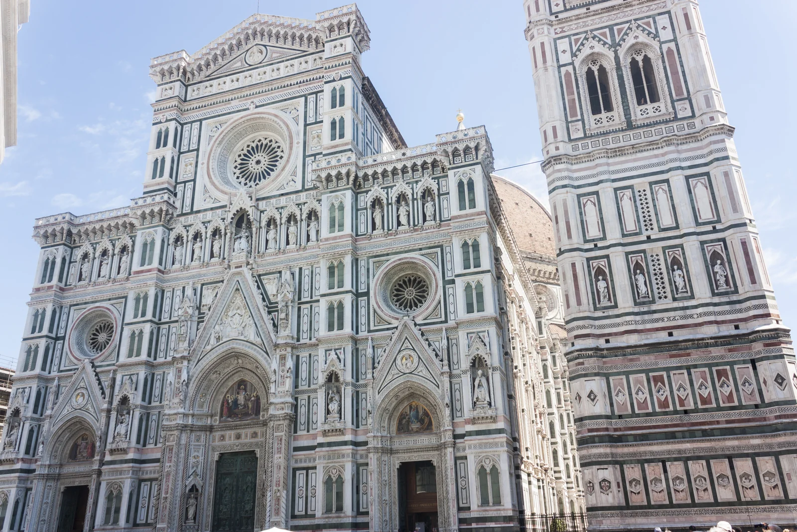 Fachada de mármol de la catedral de Florencia y campanario