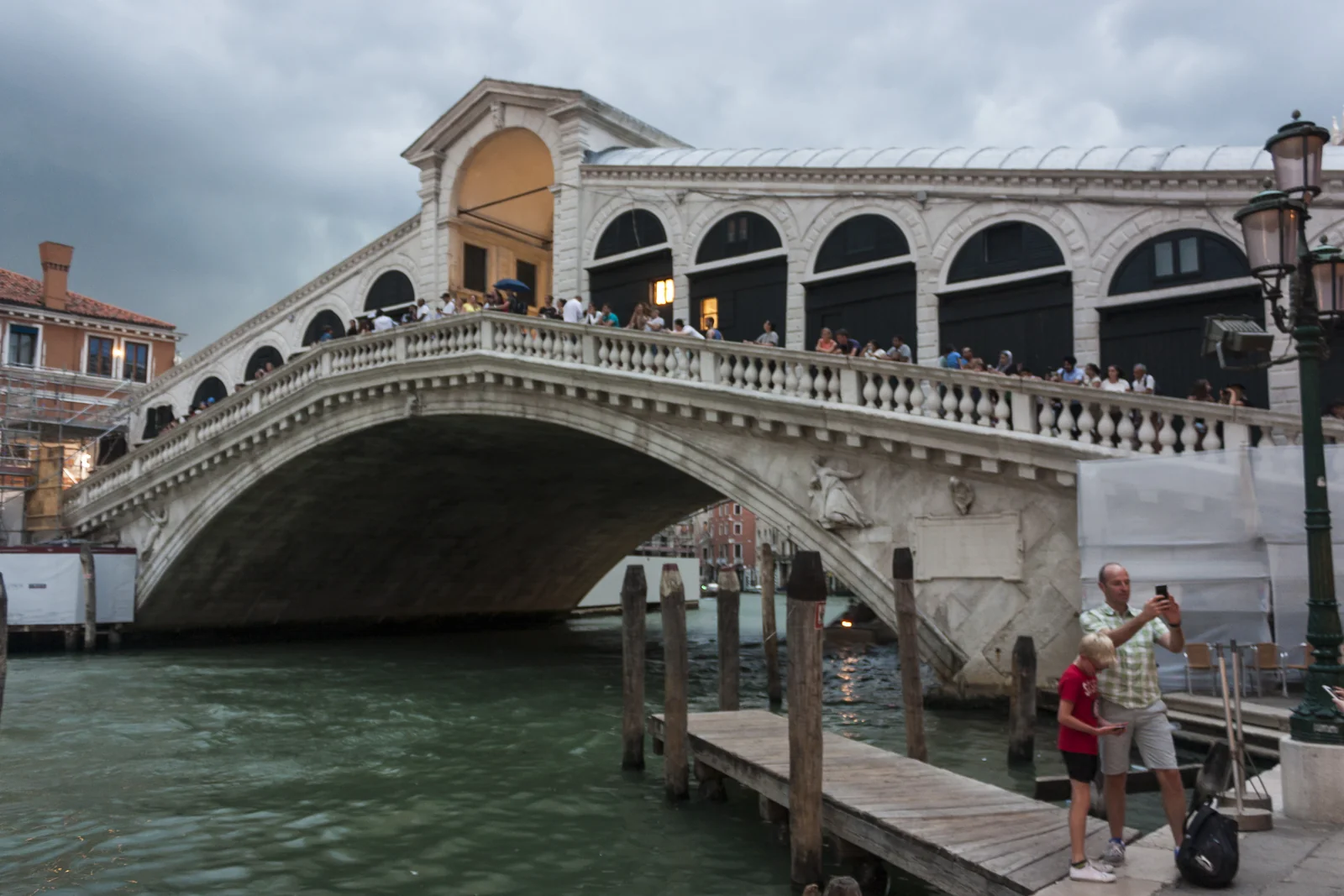 El puente de Rialto sobre el Gran Canal de Venecia