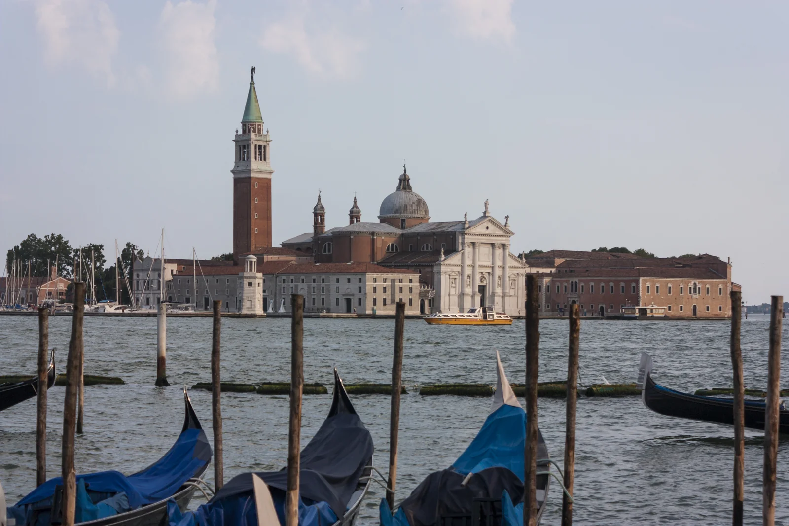 Góndolas en primer plano y San Giorgio Maggiore al otro lado de la laguna de Venecia