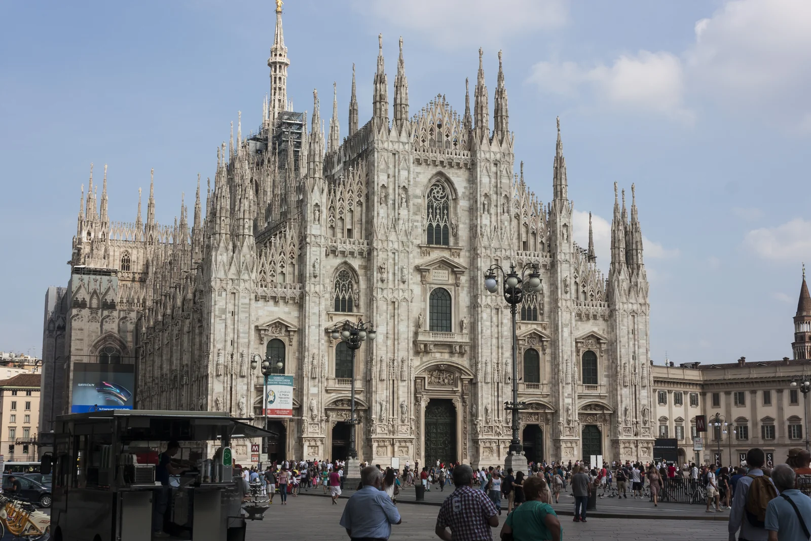 La fachada del Duomo de Milán abierta a su plaza