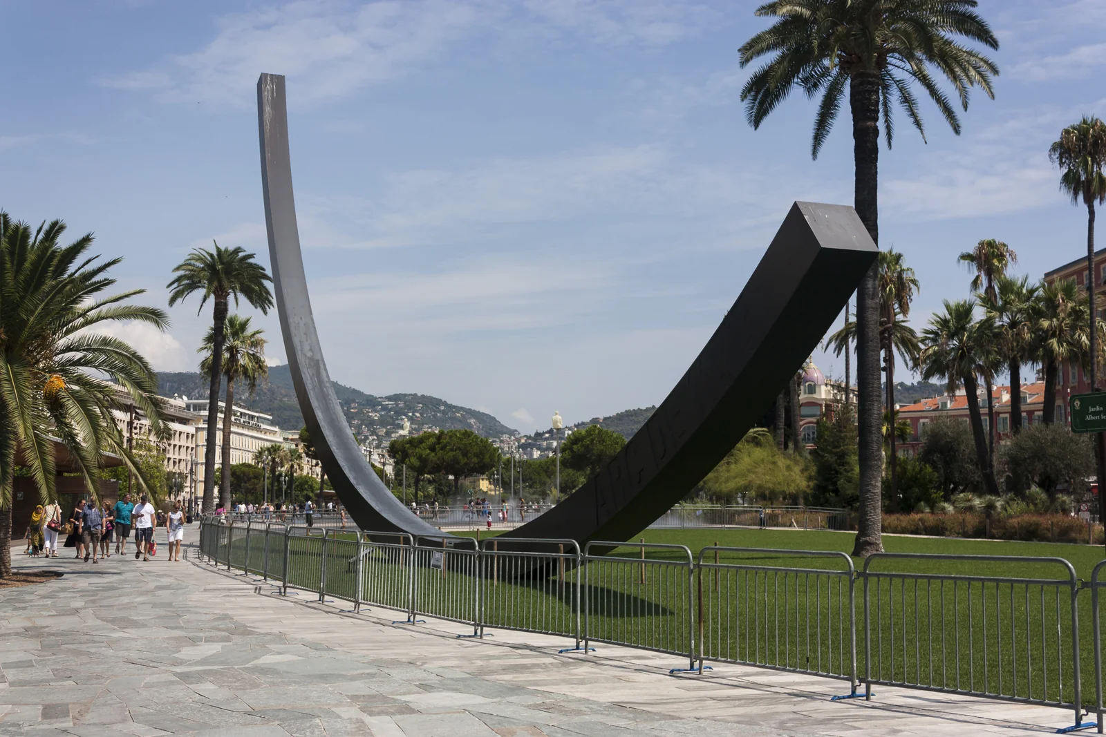 Escultura y palmeras en un jardín abierto de Niza
