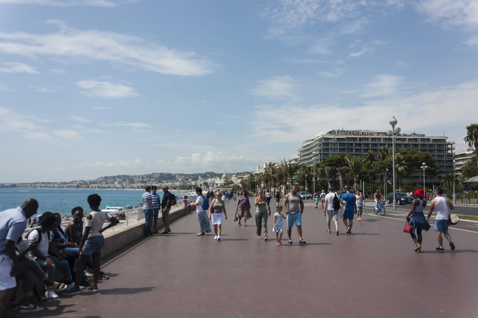 Paseo marítimo de Niza junto al azul del Mediterráneo