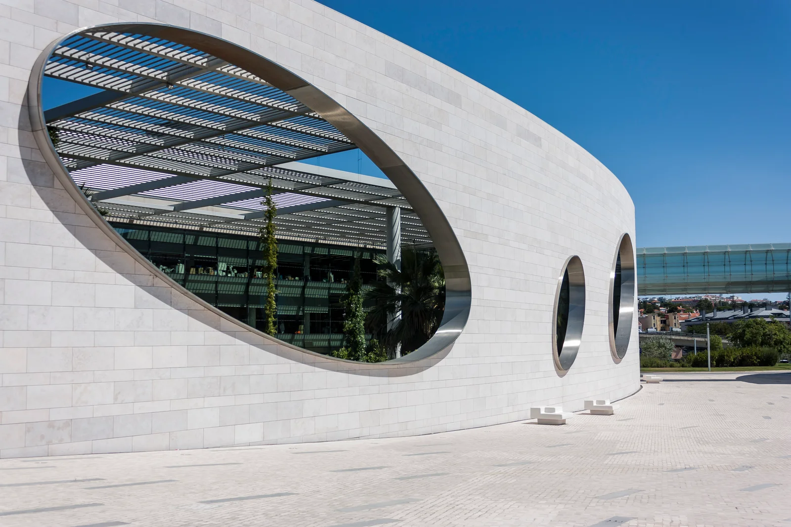 Arquitectura contemporánea junto al agua, en Lisboa.