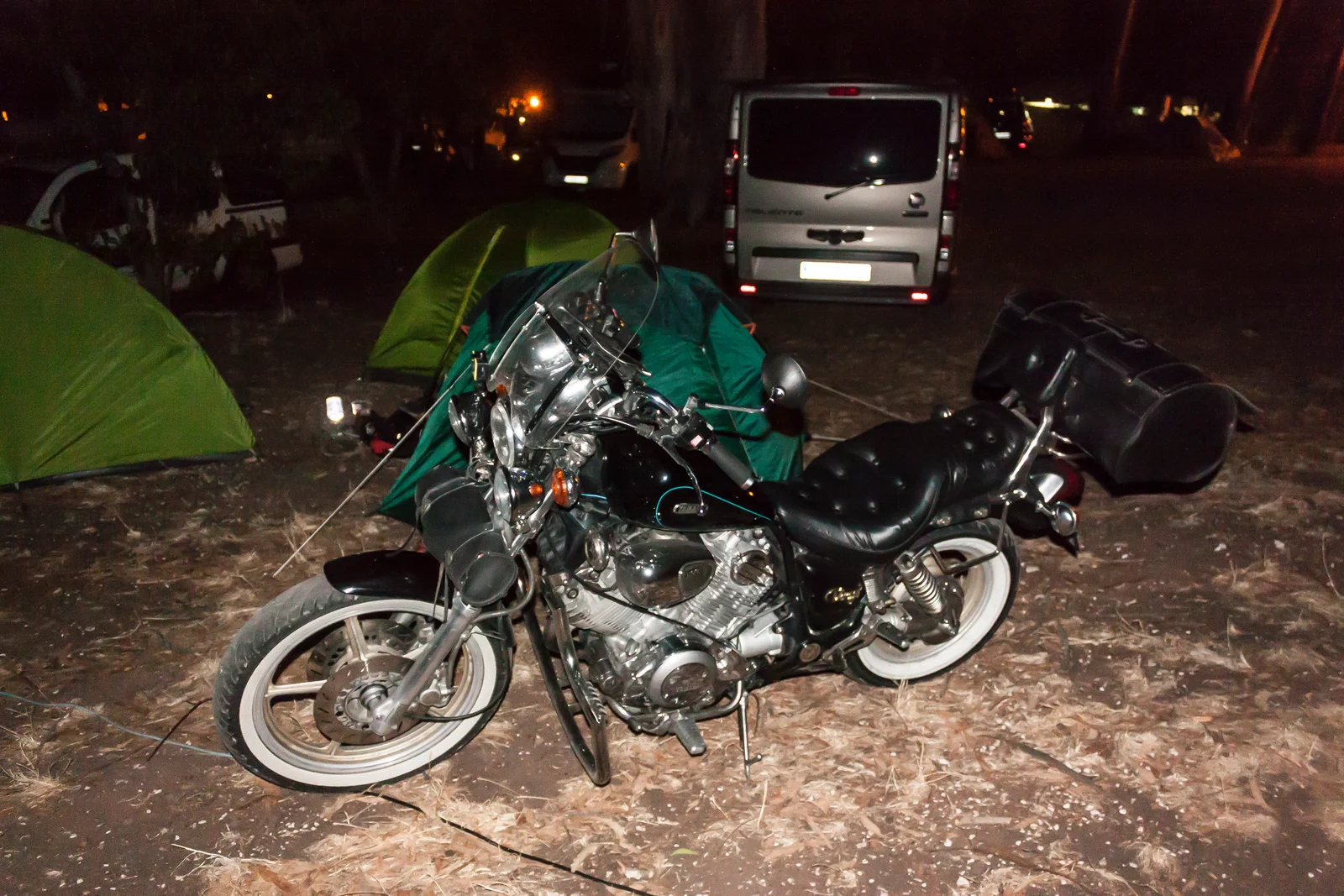 La motocicleta junto a las tiendas de campaña durante el viaje a Portugal.