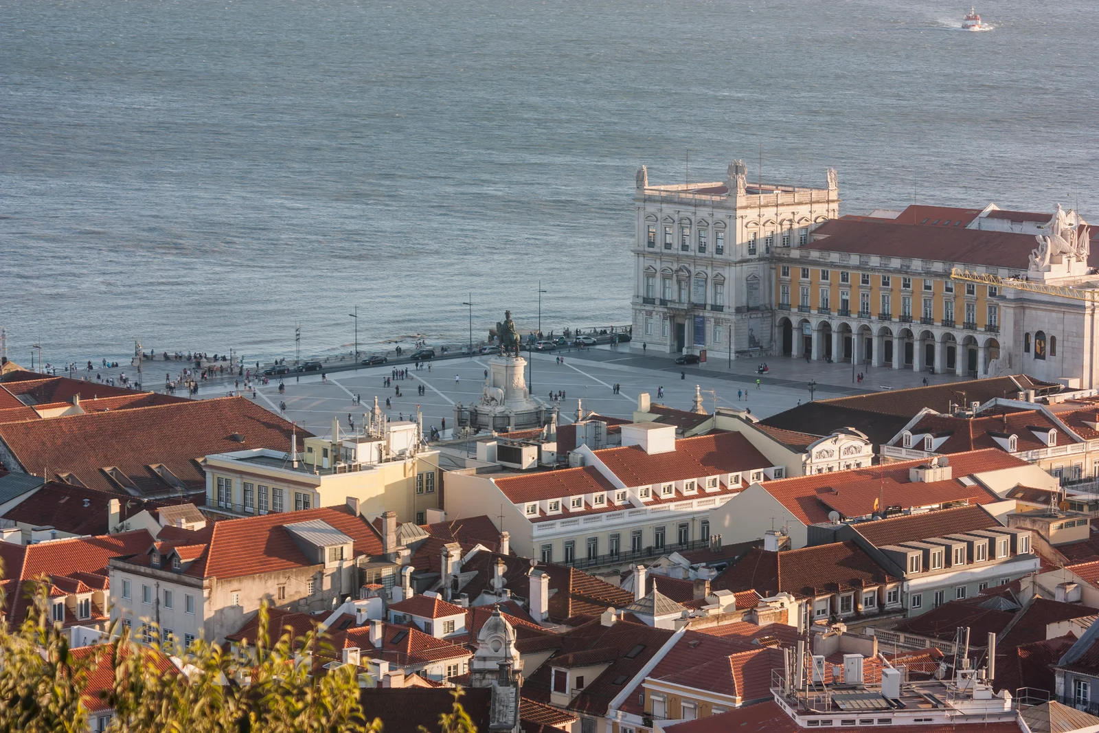 Vista de Lisboa y el Tajo desde un mirador.