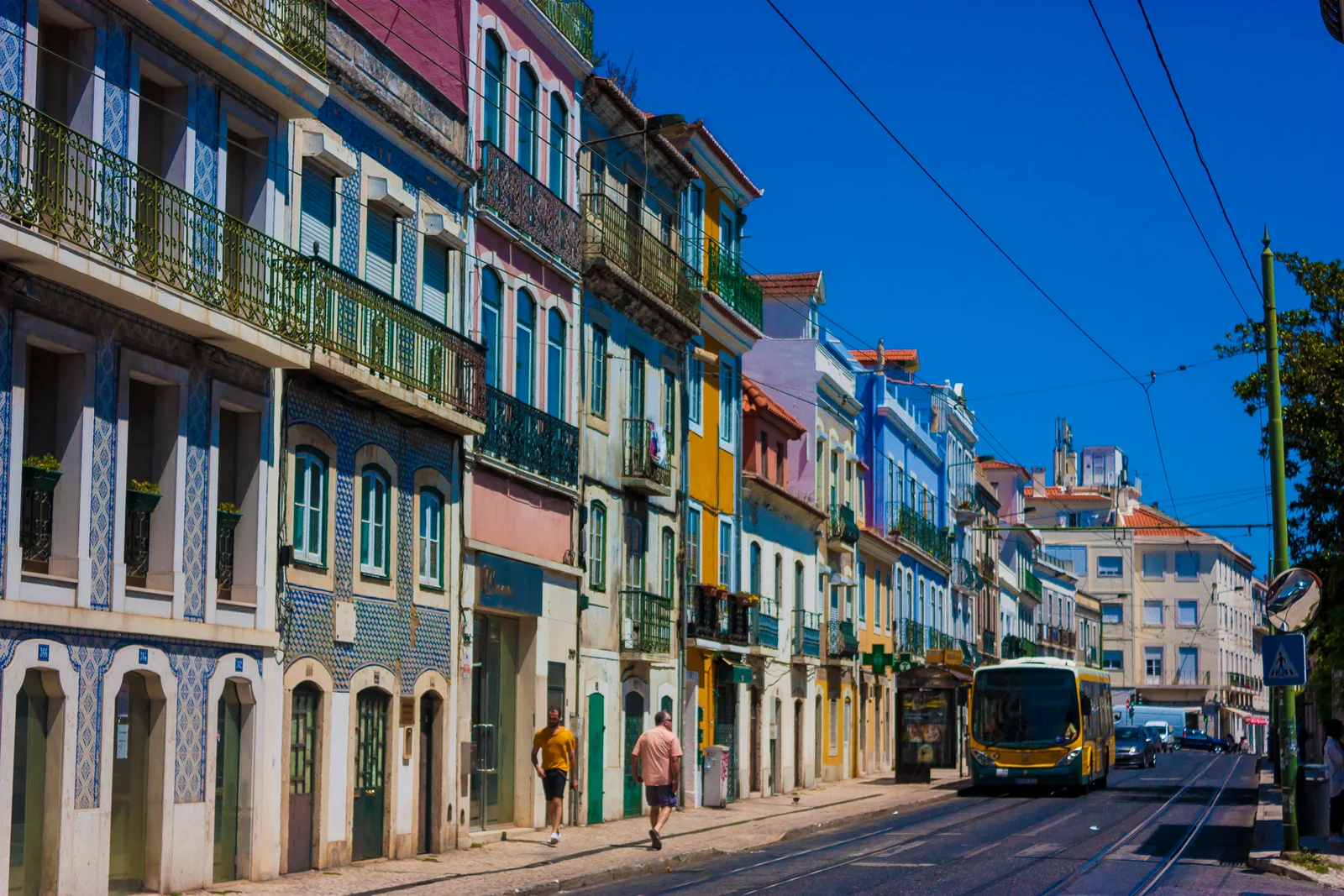 Un tranvía amarillo entre las fachadas de Lisboa.
