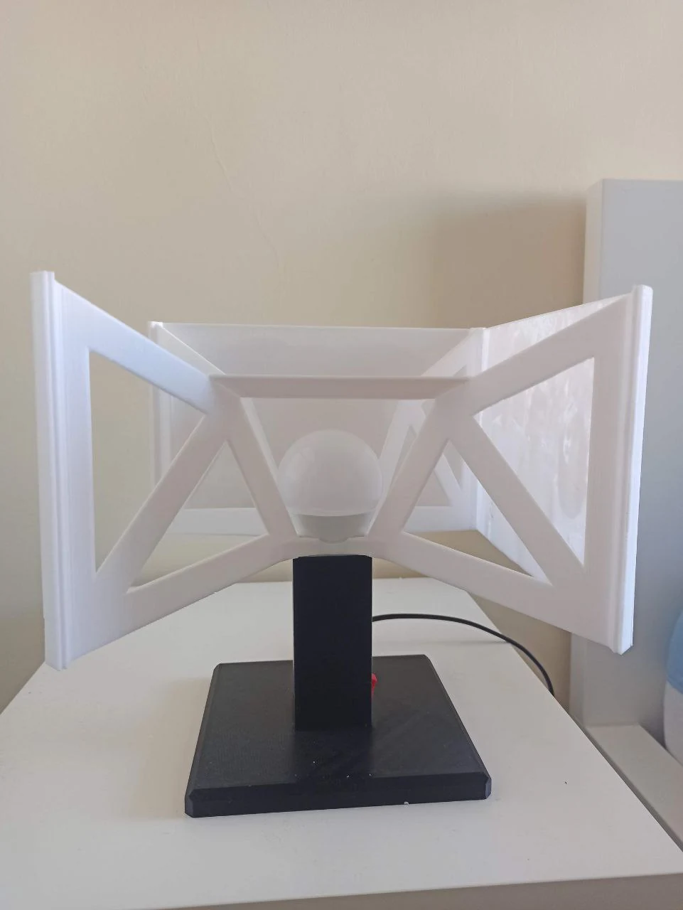 Estructura blanca de la lámpara montada sobre su base oscura, sin las imágenes de litofanía.